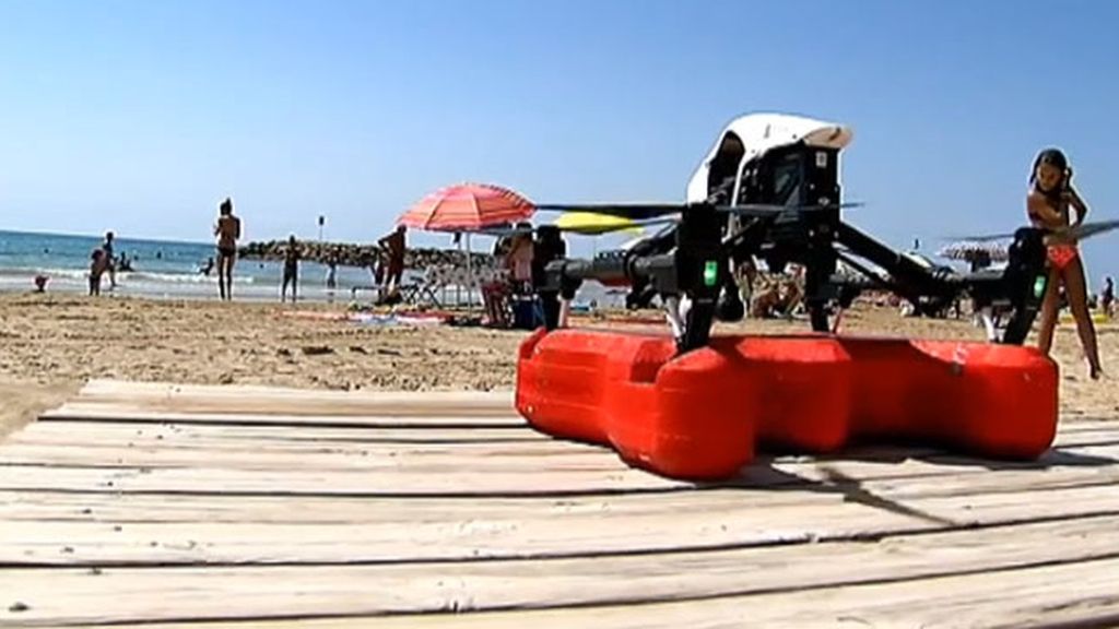 El nuevo socorrista de la playa de Cunit salva bañistas desde el cielo