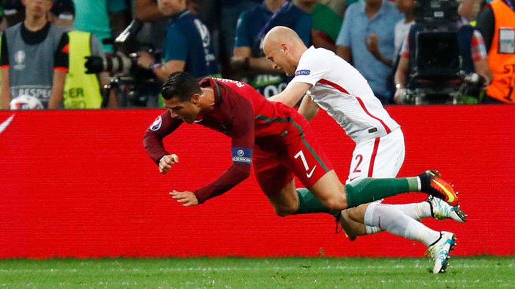 Penalti a Cristiano que no pitó el árbitro: cayó en el área tras un empujón de Pazdan