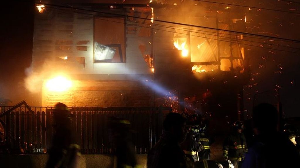 El incendio de Valparaíso sigue muy activo con 8.000 personas evacuadas