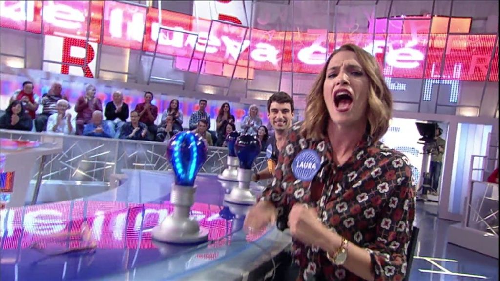 Por mucho que se resista, Laura Sánchez no puede evitar cantar en 'Pasapalabra'