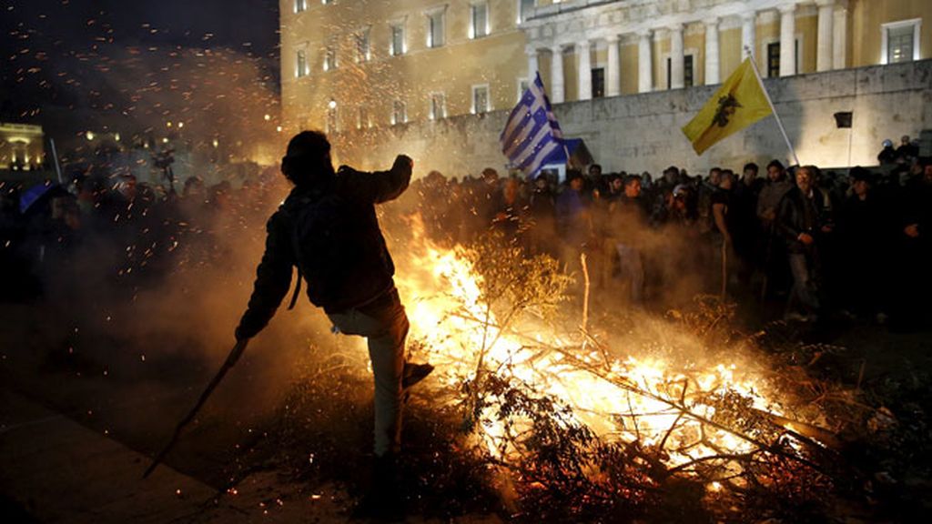 Duras protestas de agricultores y ganaderos griegos en Atenas