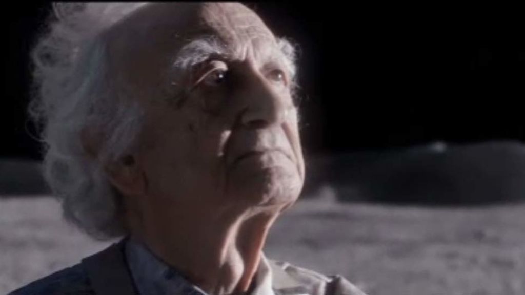 El abuelo que vive solo en la Luna y sus doce millones de visitas en Internet