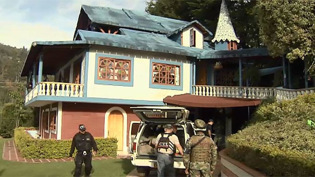 Cabo Vadillo y la policía militar registra la casa de un narcotraficante