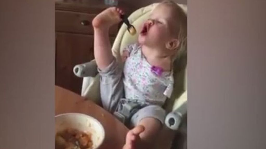 El increíble bebé sin brazos que aprende a comer con sus pies