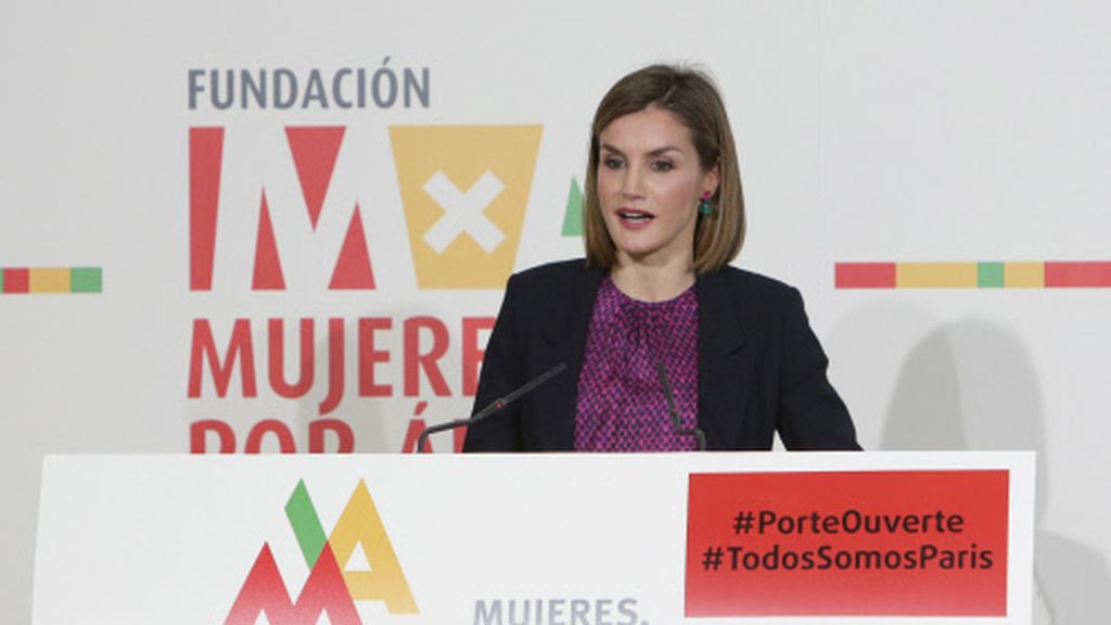 La reina Letizia: 'Cuesta sonreír hoy, pero es el primer paso'