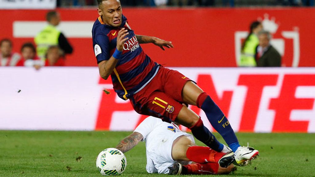 ¡Roja para Banega! El sevillista derriba a Neymar en el borde del área