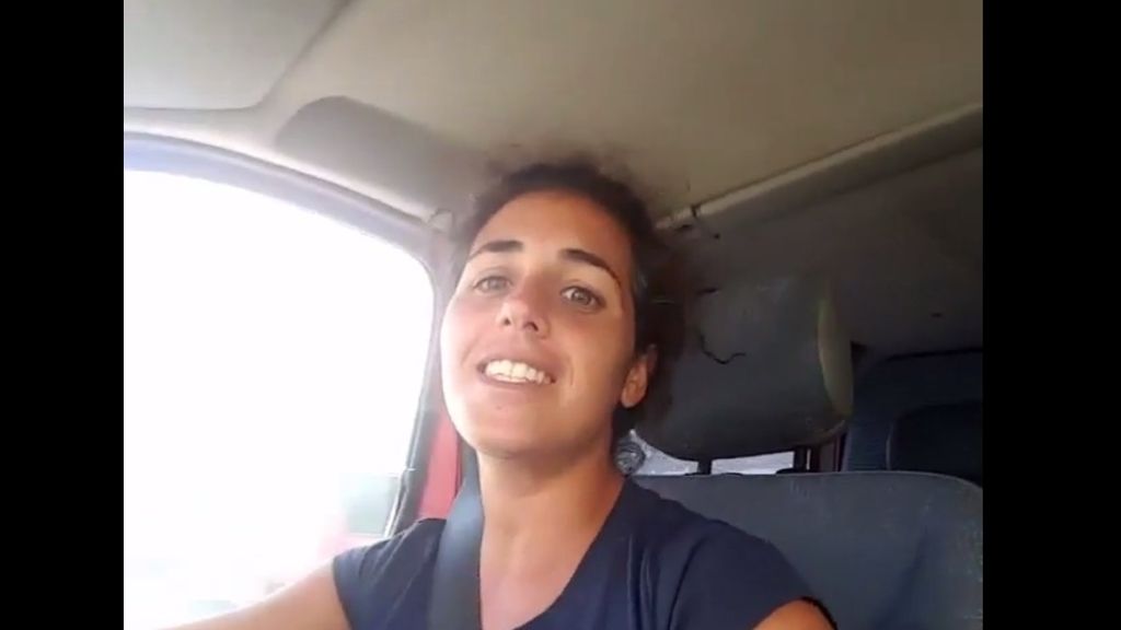 Noemí Merino muestra sus dotes para la canción mientras conduce