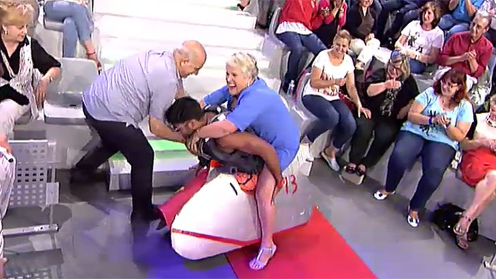 Ana se sube a la moto de Víctor