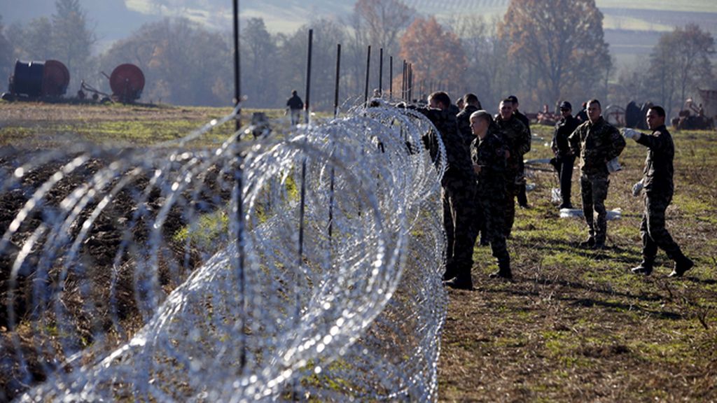 Eslovenia levanta verjas con espino en su frontera con Croacia