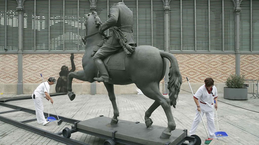 Lanzan huevos a la estatua de Franco decapitado expuesta en la calle en Barcelona