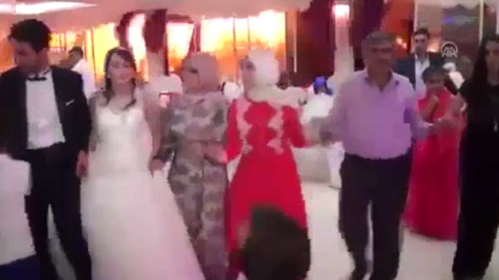 Un vídeo casero de una boda capta la explosión de un coche bomba en Turquía