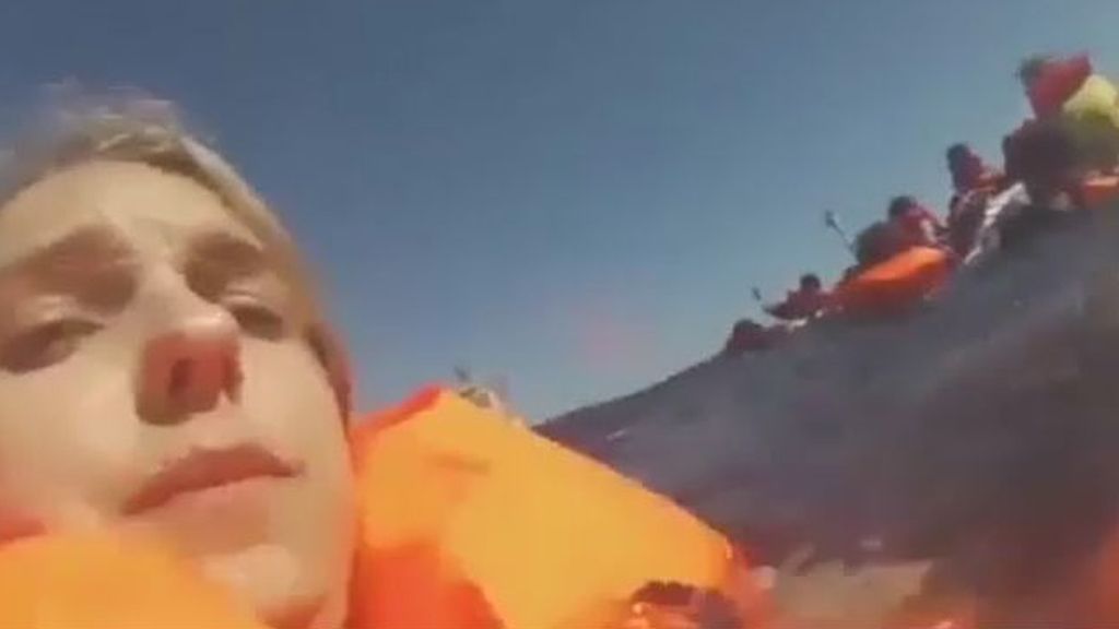Una pasajera graba el naufragio de su barco y rescate en Costa Rica