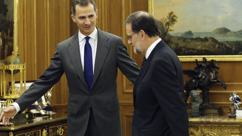 El rey informa a Patxi López que Rajoy declina ser candidato a la investidura
