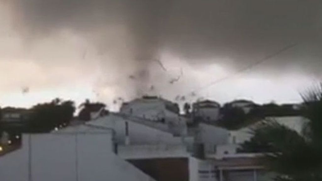 Impresionantes imágenes de un tornado en Palos de la Frontera