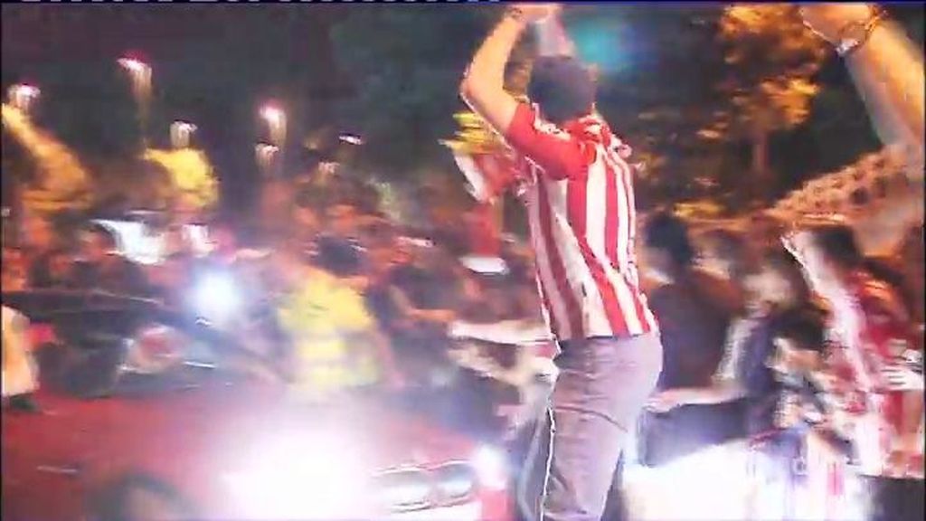 ¡Celebra el empate a lo Cristiano Ronaldo,  ante la sonrisa de los jugadores del Gijón!