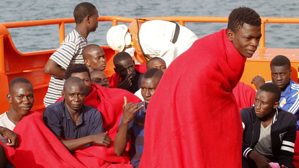 "Salvamento Marítimo, viva": así agradecen 36 inmigrantes su rescate en el Estrecho