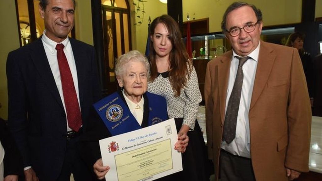 Una abuela de 94 años consigue licenciarse 75 años después de empezar la carrera