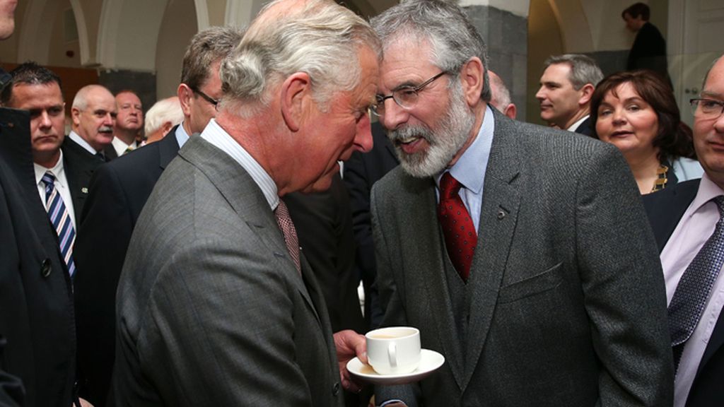 Saludo histórico entre el príncipe Carlos y Gerry Adams