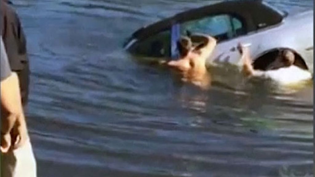 Un joven salva a un anciano de morir ahogado tras caer con su coche a un lago