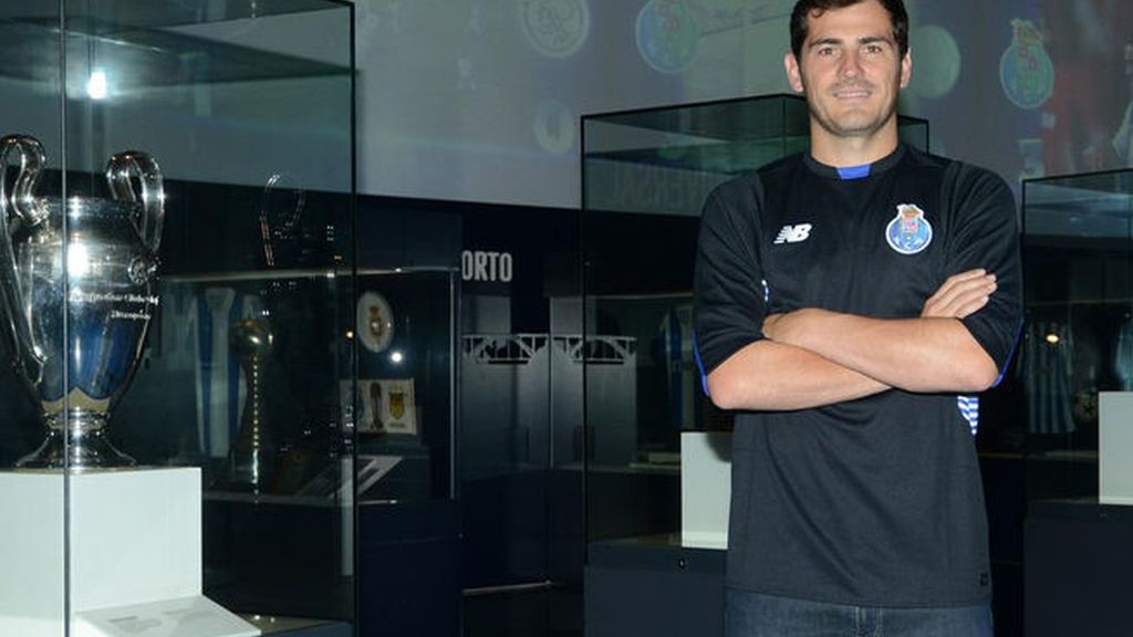 Iker Casillas ya luce el 12 en su nueva camiseta