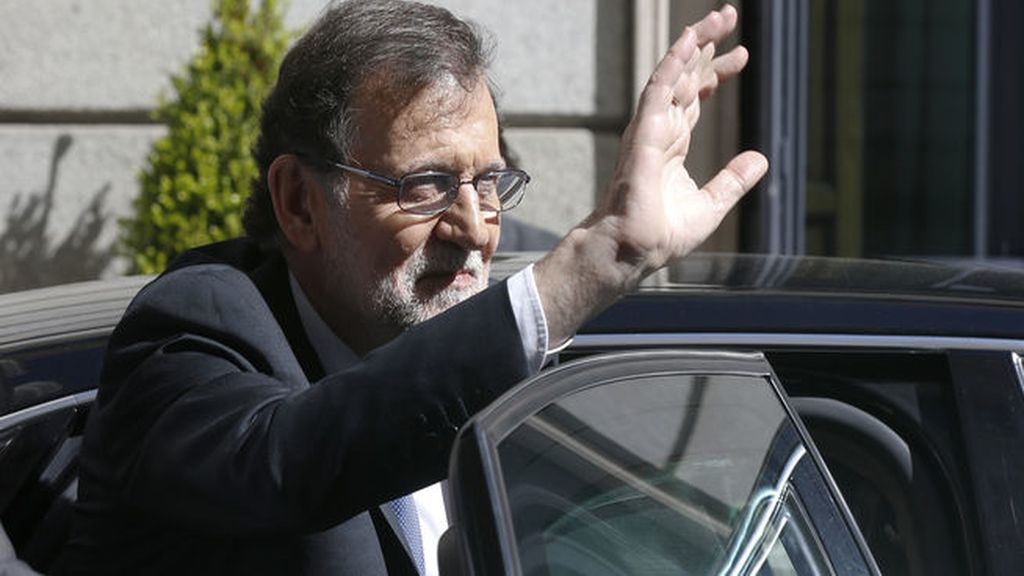 Rajoy tira de ironía cuando le preguntan si le preocupa la cita de PSOE, C's y Podemos