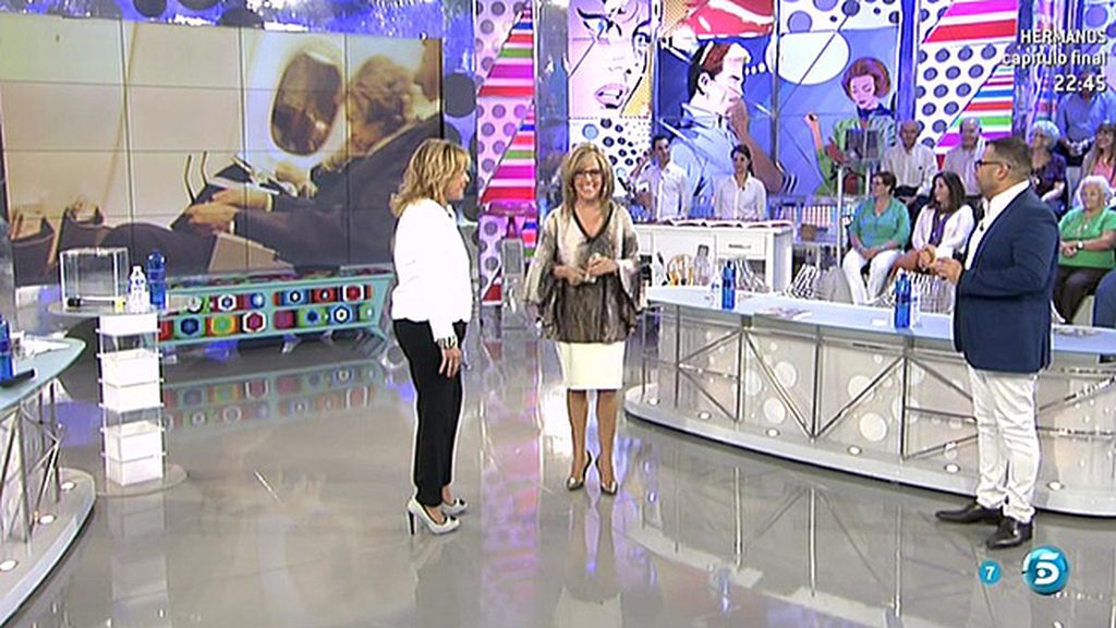 Mila coincidió en el avión con la Reina Sofía