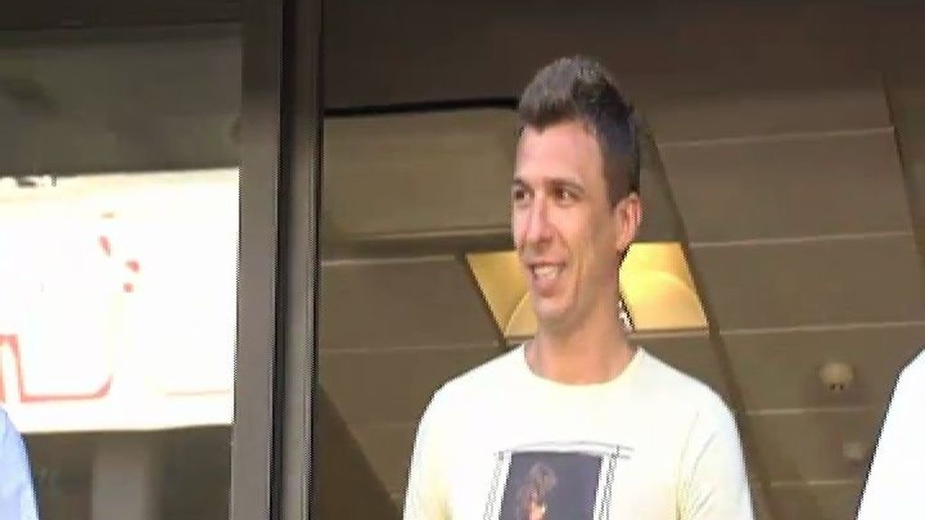 Mario Mandzukic pasa el reconocimiento médico