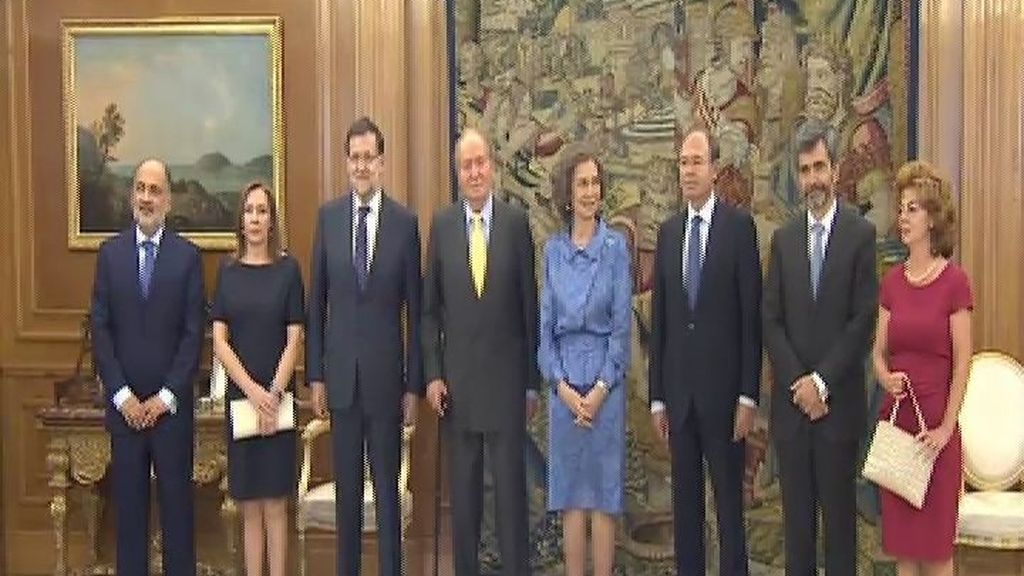 El Rey y Rajoy bromean con la Roja antes de su último almuerzo como Jefe de Estado