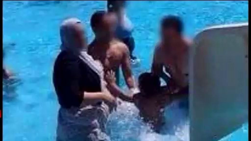 El alcalde de Vitoria prohíbe bañarse en las piscinas con vestido o velo
