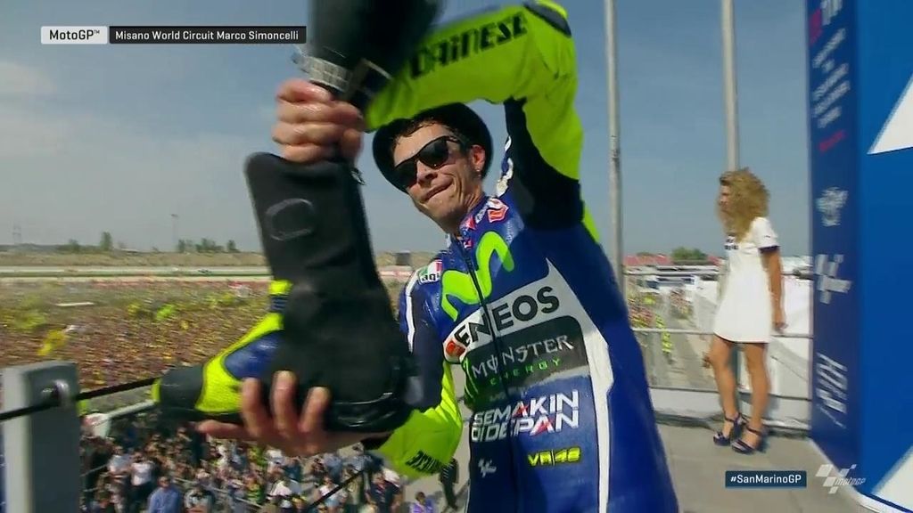 Rossi celebra su podio bebiendo en una bota "como Jack Miller en las discotecas"