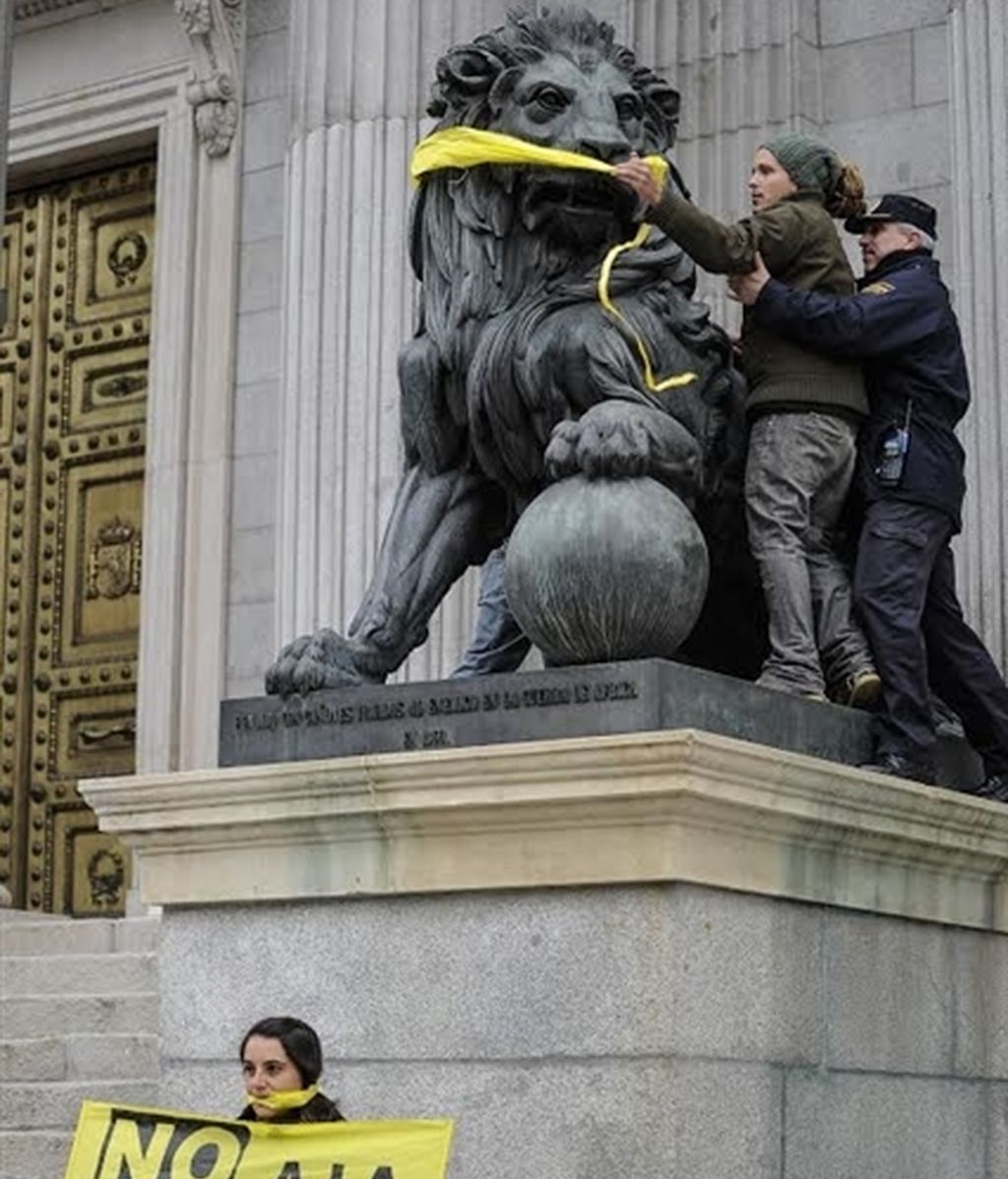 Greenpeace amordaza a los leones