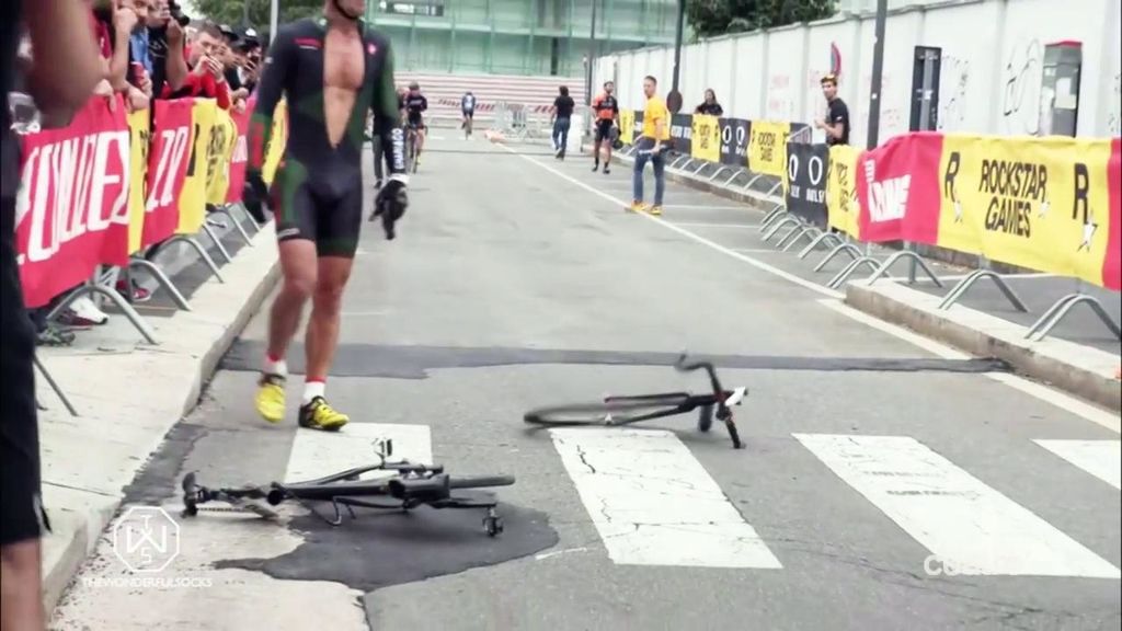 Tremendo enfado de este ciclista que acabó partiendo su bici en dos