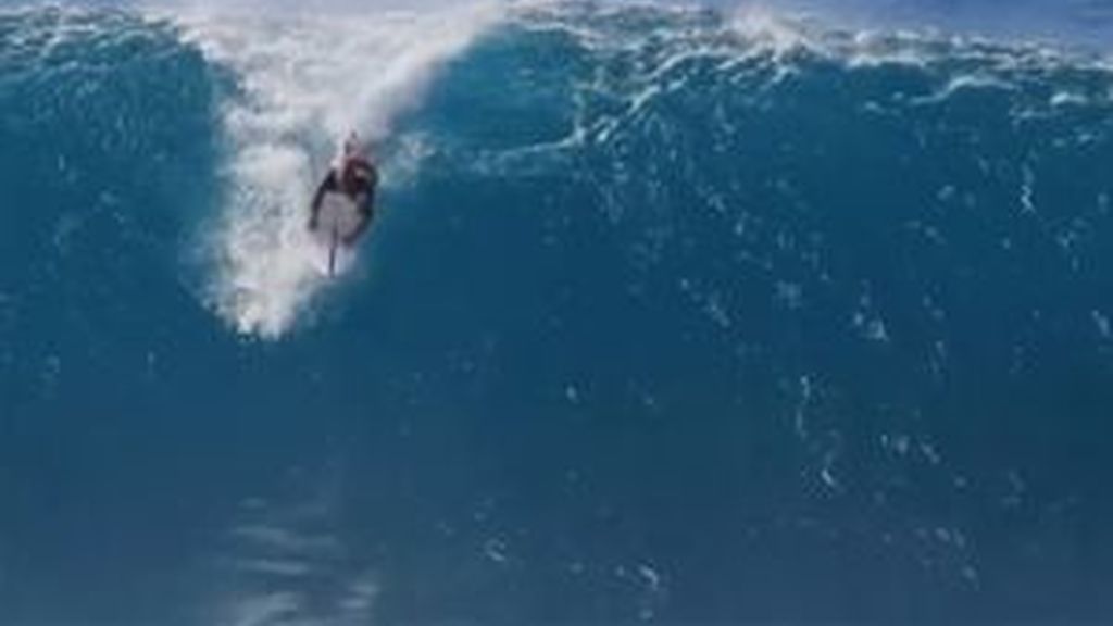 Kelly Slater, once veces campeón del mundo de surf, triunfa en Hawái