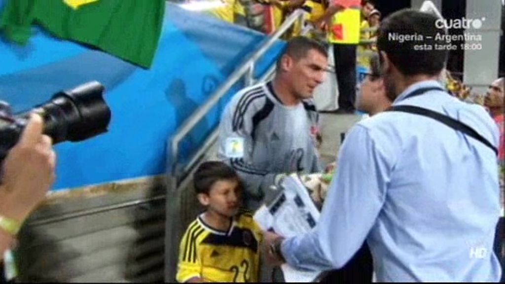 La FIFA no dejó que Mondragón se hiciera una foto con sus hijos en el terreno de juego