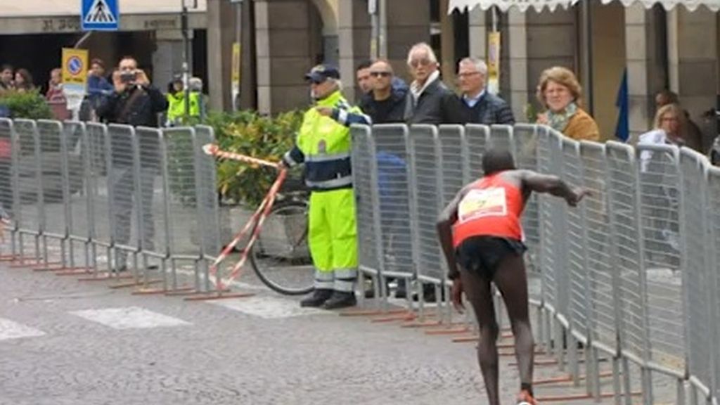 Un atleta sufre una crisis y acaba la maratón en ambulancia cuando iba tercero