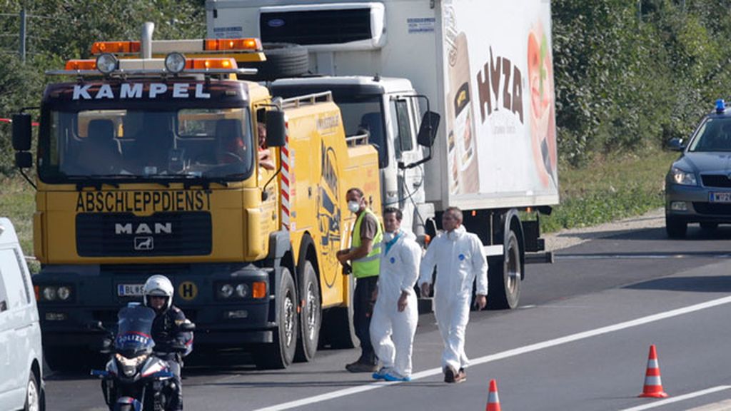 Encuentran a decenas de refugiados muertos en el interior de un camión en Austria