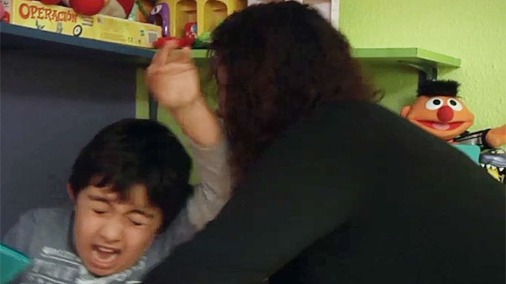 Miguel pega a su madre cuando intenta retirarle la consola