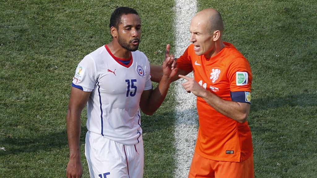 Holanda se impone a Chile y termina primera de grupo (2-0)