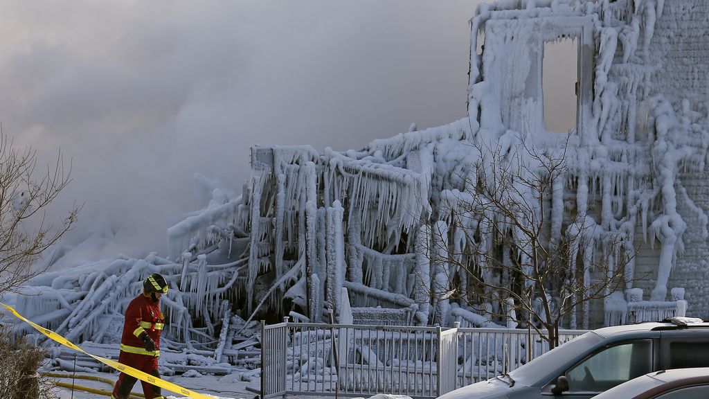 Cinco muertos y 30 desaparecidos en un incendio en una residencia en Quebec