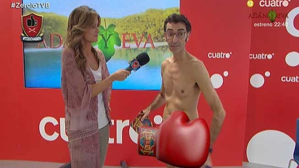 Javier Abascal entrevista totalmente desnudo a la presentadora Mónica Martínez
