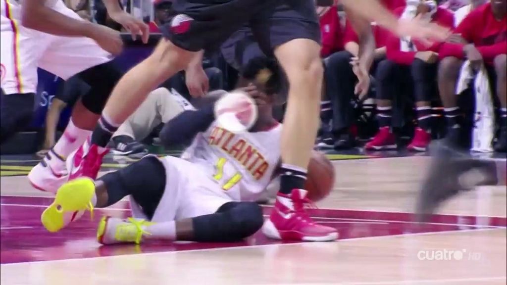 NBA: Le dan un golpe en la boca.. se le cae un diente y... ¡se lo guarda en el calcetín!