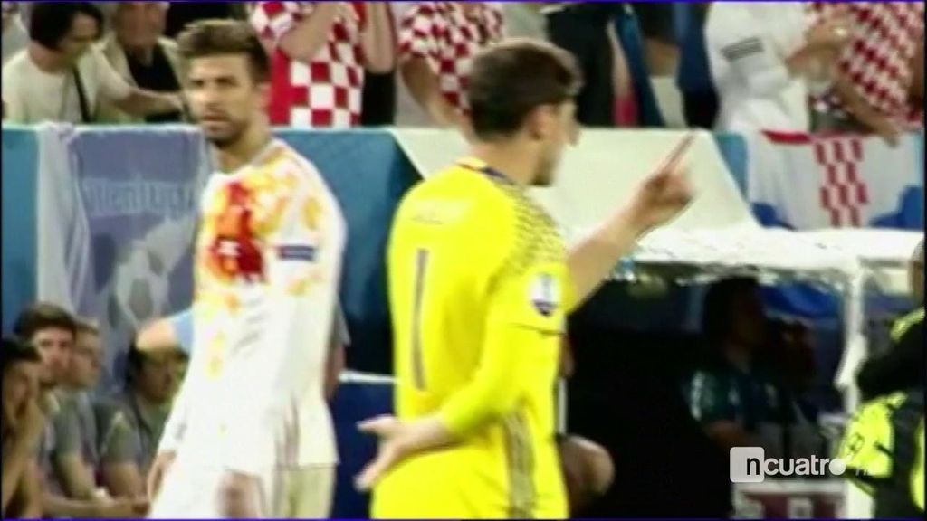 Casillas pidió a Piqué que saludase a la afición  y el defensa se fue directo al vestuario