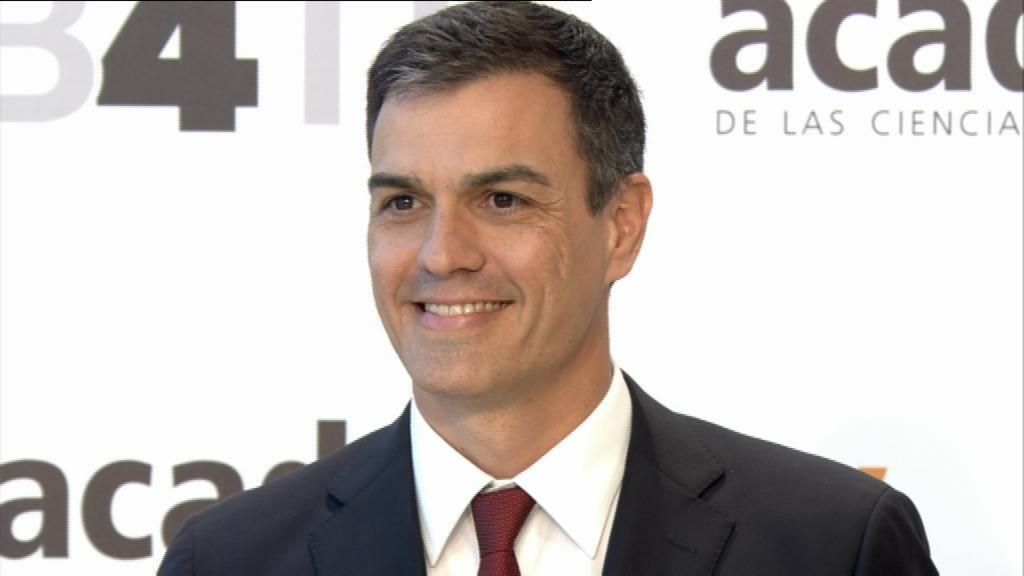 Pedro Sánchez, llega sonriente al debate