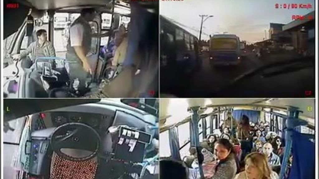 Un conductor de autobús en Chile cede su asiento a una mujer con un bebé