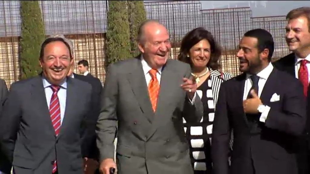 Don Juan Carlos charla con los periodistas en su viaje a La Rioja