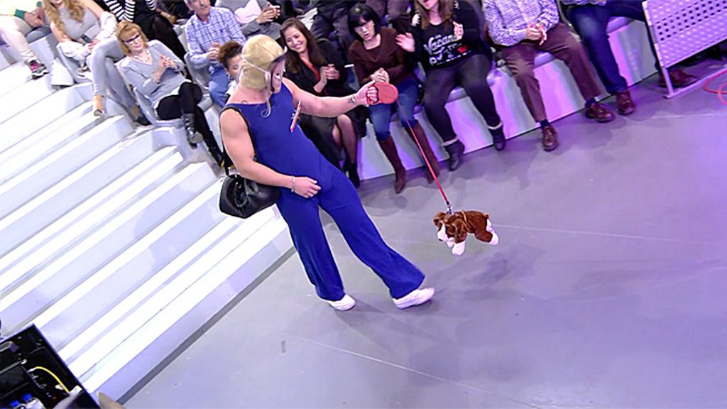 A Alejandro le ha costado mucho ponerse el mono azul de Alba