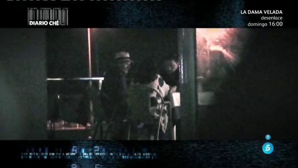 Diario Che caza a Amador Mohedano cenando con Jacqueline acompañado de su hijo