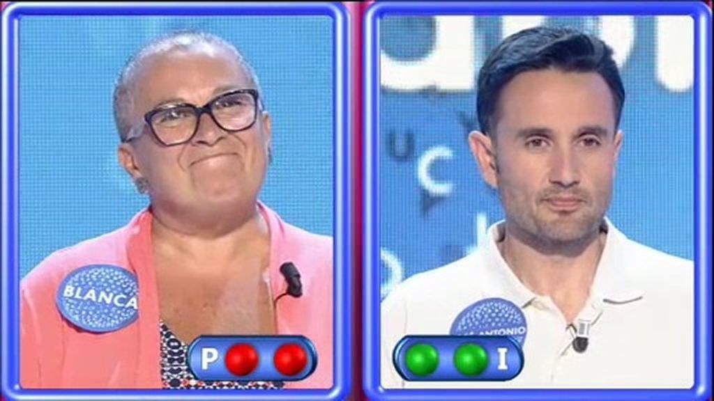 La 'P' se le atraganta a Blanca y José se hace con la silla azul