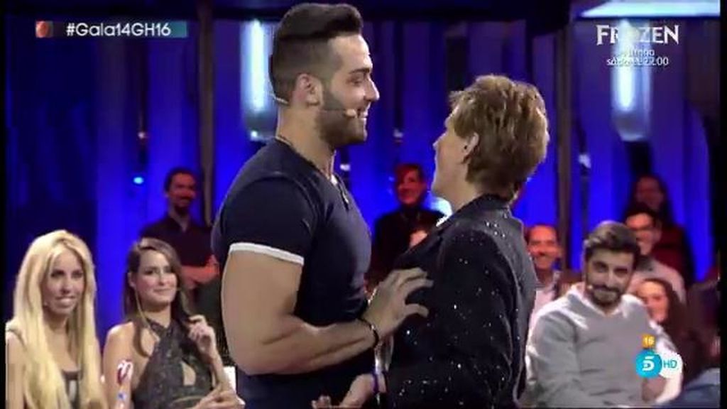 Los pechos de Mercedes Milá, a prueba por todos los exconcursantes de 'GH 16'