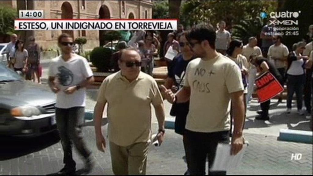 Fernando Esteso acude al pleno de Torrevieja en apoyo a agentes de policía